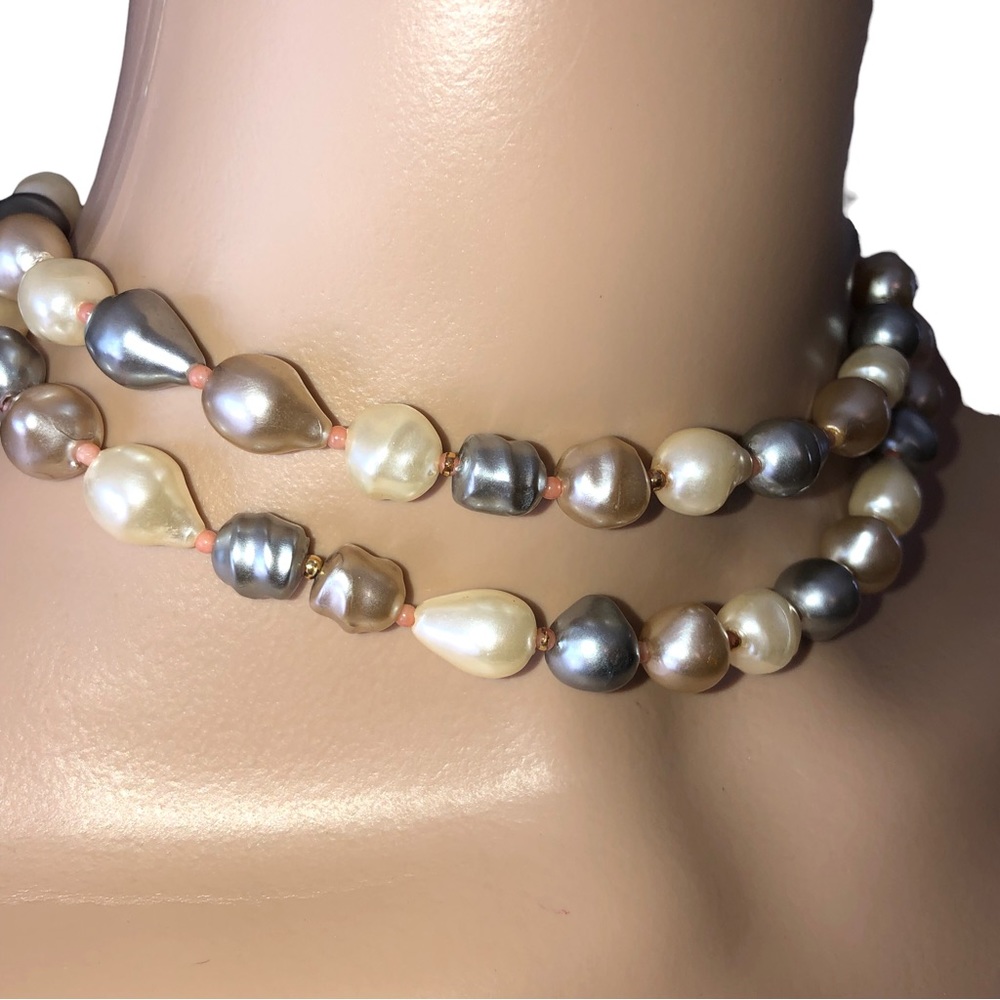 Gorgeous Triple Color Faux Pearl Necklace. Gray Tan Cream Opalescent Fin… - Picture 3 of 5